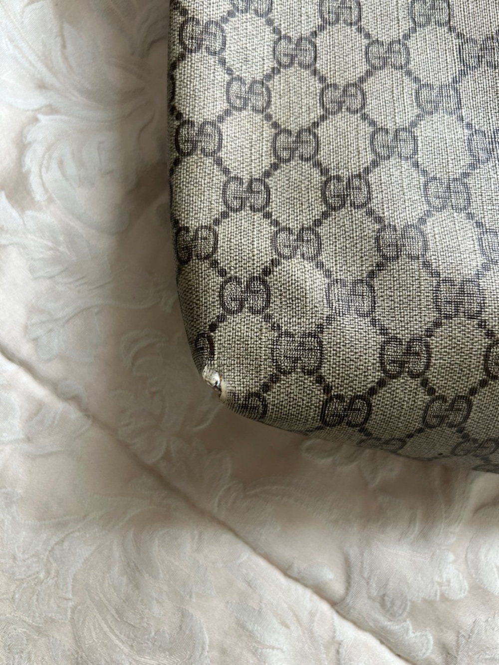 7005. Authentic Gucci Monogram Supreme Coated Canvas Tote w/ Green & Red Straps. - Picture 3 of 12